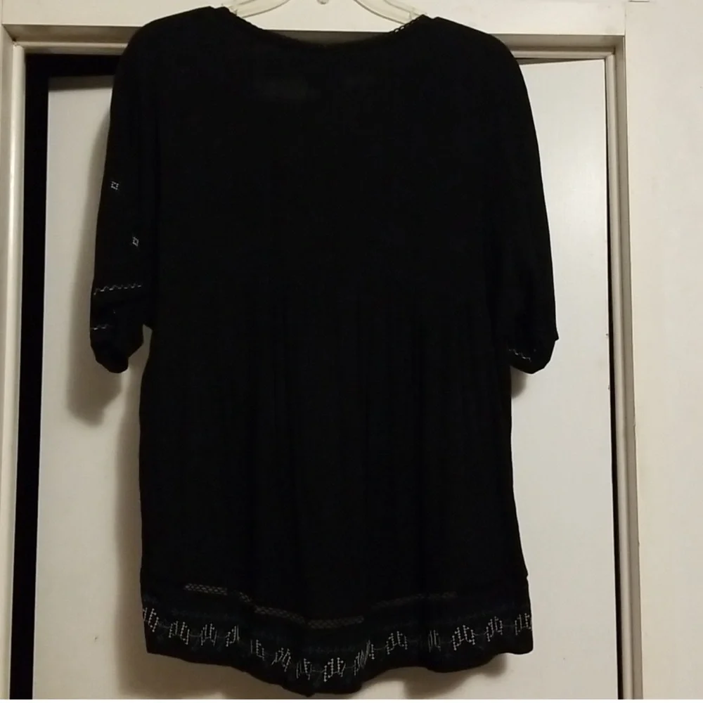 Knox Rose Black Top w/Floral Embroidery - Picture 7 of 7